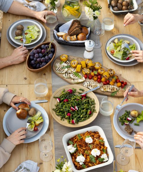 les gens a table avec de la nourriture se bouchent (1)